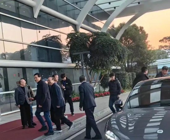 雷军到访宁德时代,和曾毓群谈一个“小生意”