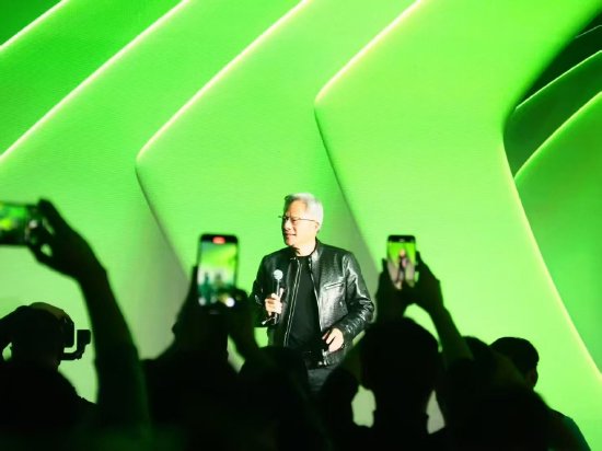 元戎启行刘轩晒与黄仁勋合影,剧透英伟达合作新进展