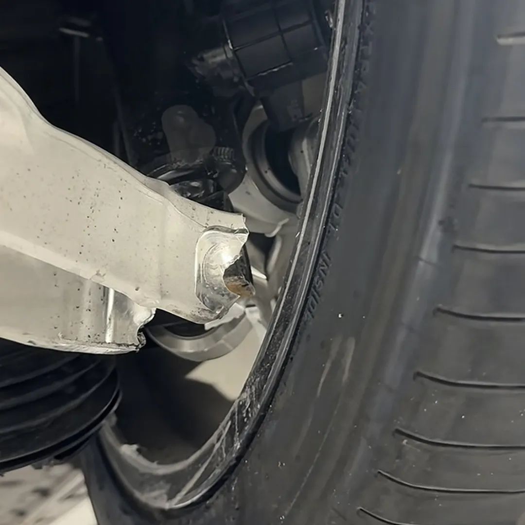 小米SU7过坑摆臂断裂引争议!“严重超速”是真相还是甩锅?