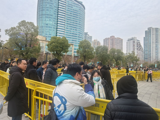 月薪最高6万元!实探上海2025年春季首场大型招聘会,还开设“生育友好”招聘区