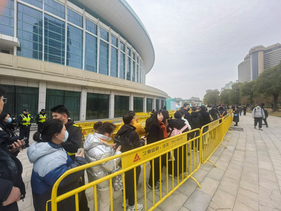 月薪最高6万元!实探上海2025年春季首场大型招聘会,还开设“生育友好”招聘区