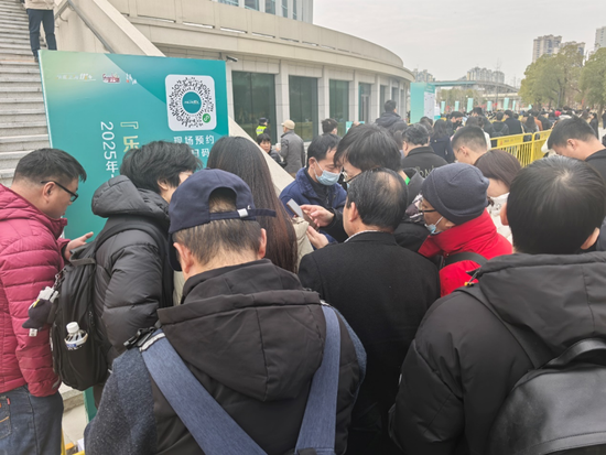 月薪最高6万元!实探上海2025年春季首场大型招聘会,还开设“生育友好”招聘区