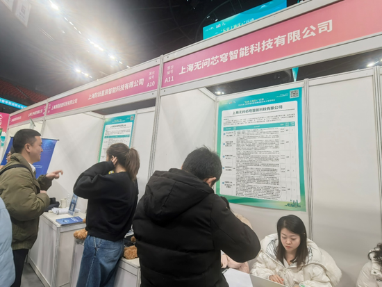 月薪最高6万元!实探上海2025年春季首场大型招聘会,还开设“生育友好”招聘区