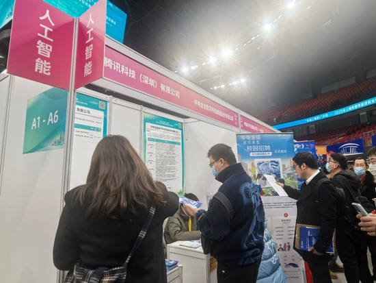 月薪最高6万元!实探上海2025年春季首场大型招聘会,还开设“生育友好”招聘区