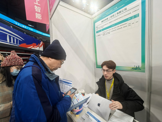 月薪最高6万元!实探上海2025年春季首场大型招聘会,还开设“生育友好”招聘区