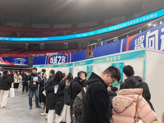 月薪最高6万元!实探上海2025年春季首场大型招聘会,还开设“生育友好”招聘区