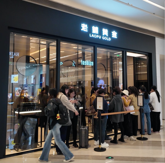太火爆!实探老铺黄金涨价前夕:门店前排起长队!港股股价已暴涨近13倍