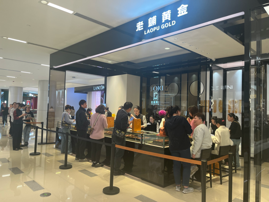 太火爆!实探老铺黄金涨价前夕:门店前排起长队!港股股价已暴涨近13倍