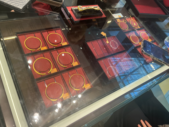 太火爆!实探老铺黄金涨价前夕:门店前排起长队!港股股价已暴涨近13倍