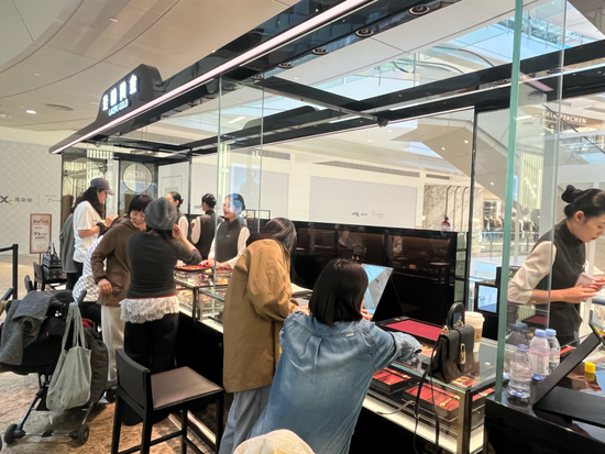 太火爆!实探老铺黄金涨价前夕:门店前排起长队!港股股价已暴涨近13倍