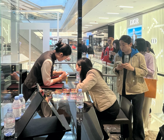 太火爆!实探老铺黄金涨价前夕:门店前排起长队!港股股价已暴涨近13倍