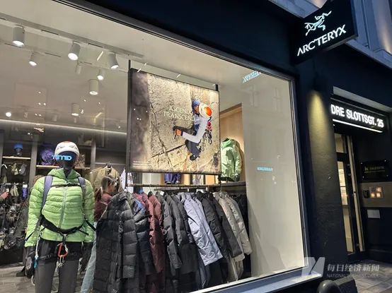 一张纸质吊牌被炒到300元！知名品牌大中华区业绩大涨超50%，母公司去年收入376亿元！