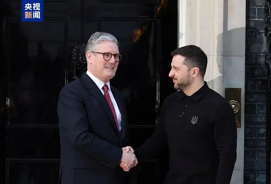 泽连斯基与英国首相握手拥抱,22.6亿英镑贷款协议签了!乌提议:用俄冻结资产收益为乌生产武器!