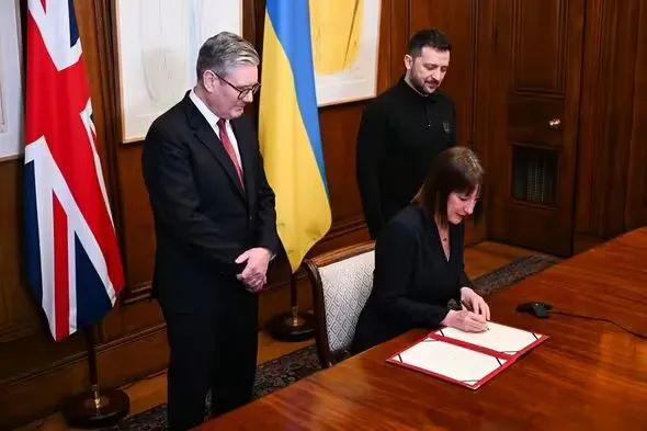 泽连斯基与英国首相握手拥抱,22.6亿英镑贷款协议签了!乌提议:用俄冻结资产收益为乌生产武器!