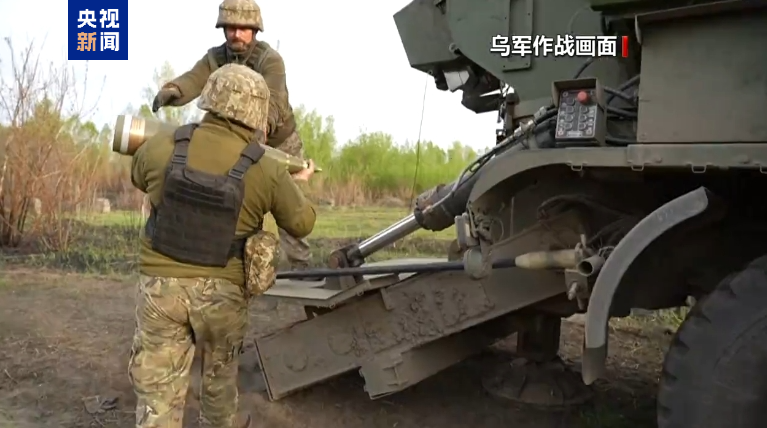 泽连斯基与英国首相握手拥抱,22.6亿英镑贷款协议签了!乌提议:用俄冻结资产收益为乌生产武器!