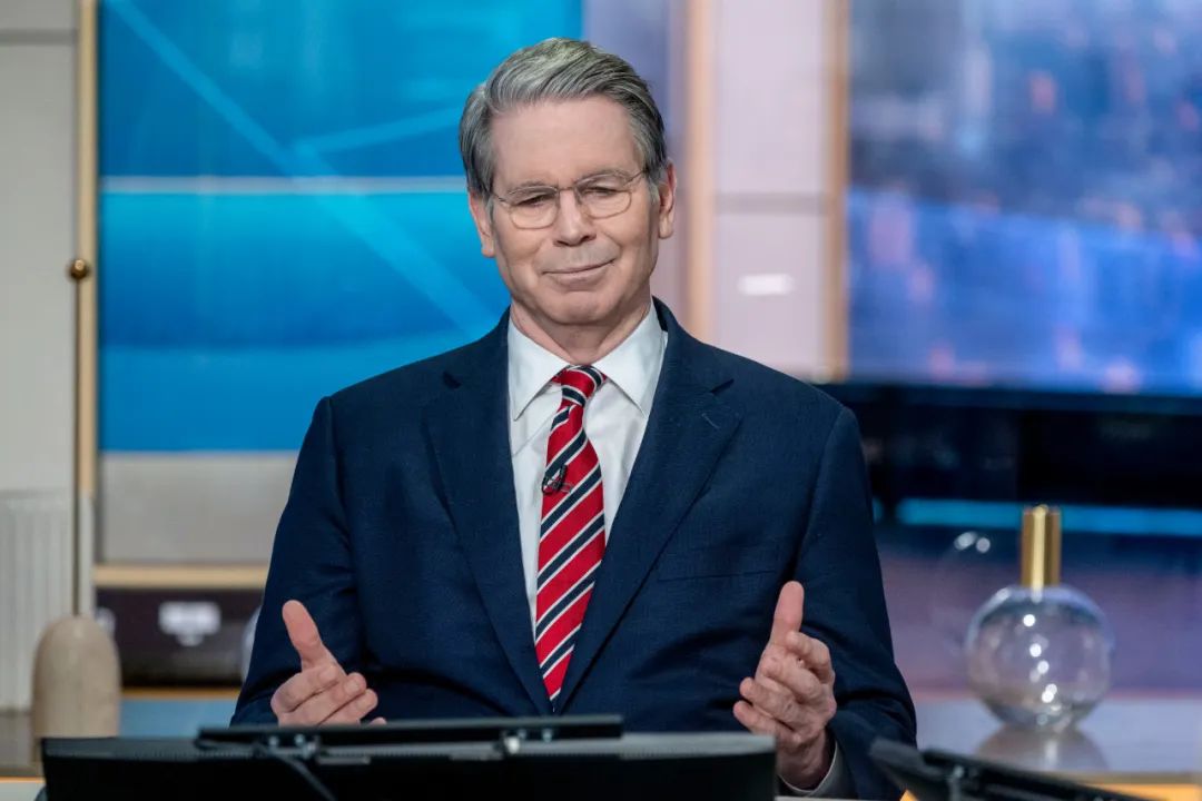 泽连斯基与英国首相握手拥抱,22.6亿英镑贷款协议签了!乌提议:用俄冻结资产收益为乌生产武器!