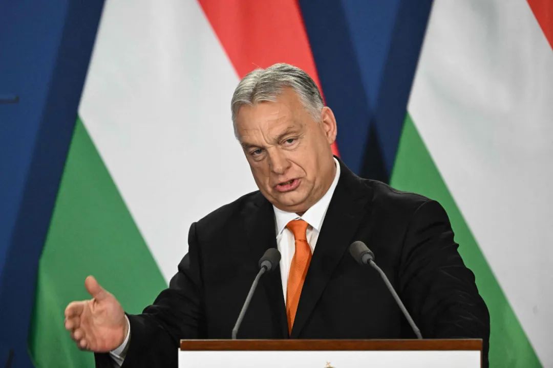 泽连斯基与英国首相握手拥抱,22.6亿英镑贷款协议签了!乌提议:用俄冻结资产收益为乌生产武器!