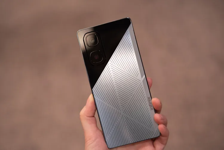 传音 MWC 秀肌肉:展示 Infinix 太阳能充电手机与变色墨水屏手机