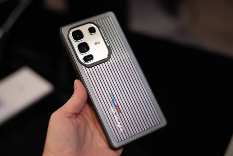 传音 MWC 秀肌肉:展示 Infinix 太阳能充电手机与变色墨水屏手机