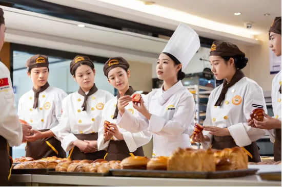 从QS百强名校到裱花台:新时代人才发展的多元路径选择