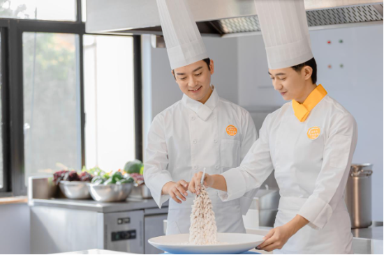 从QS百强名校到裱花台:新时代人才发展的多元路径选择