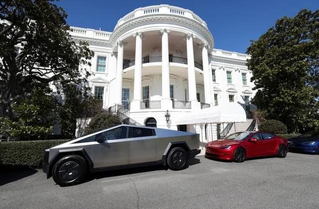 美媒:为支持马斯克,特朗普在白宫外花8万美元选购一辆红色特斯拉