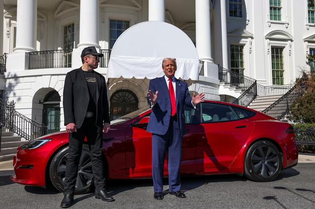美媒:为支持马斯克,特朗普在白宫外花8万美元选购一辆红色特斯拉