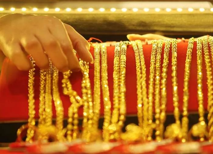 克重不详、售后套路多!一口价黄金的秘密:周六福、中国黄金等牌子何以“隐藏”克重?