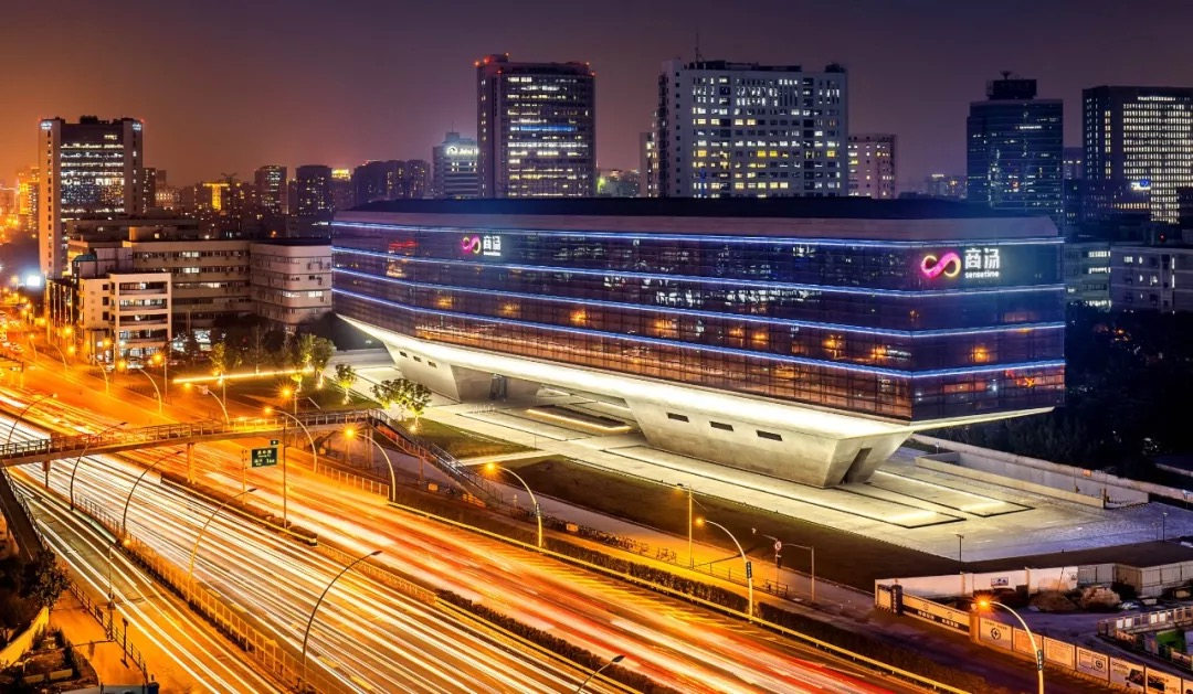 商汤管理层再度增持：董事长徐立及联合创始人徐冰共计增持1000万股，涉资约1490万港元