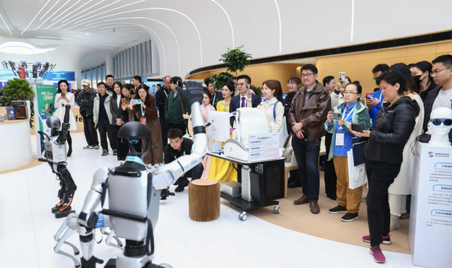 人形机器人泡沫要破?朱啸虎看不清商业路径喊撤退,创投圈炸锅