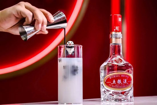 五粮液集团狂砸10亿增持,白酒龙头估值逻辑生变?