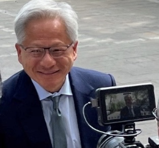 48小时内接连到访北京上海,黄仁勋3个月两度访华释放哪些信号?