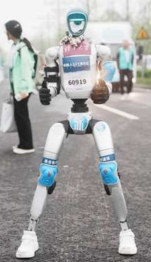 全球首场“人机共跑” 机器人ETF易方达(159530)携手人形机器人“出战”半马