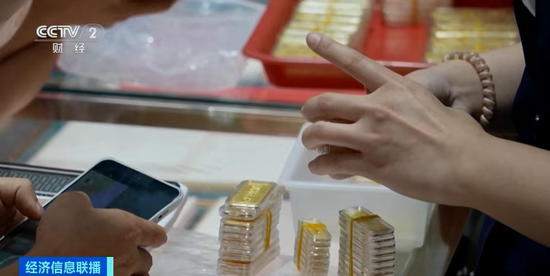 金价震荡!这里,金条抢购一空!商家紧急上调保证金