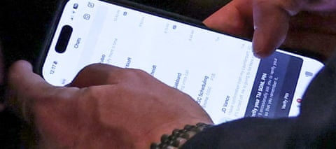 画面曝光！外媒拍下华尔兹手机聊天界面：使用安全性存疑“山寨”软件与多名美高官通信