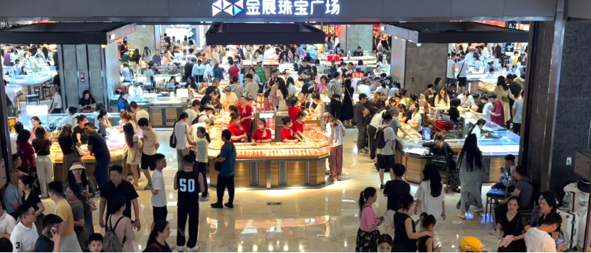 五一黄金“跳水”引爆抢购潮：水贝市场人山人海，有游客拖箱扫货，回收商忙到“手软”