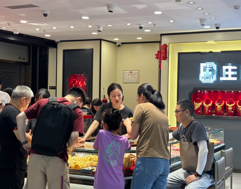 五一黄金“跳水”引爆抢购潮：水贝市场人山人海，有游客拖箱扫货，回收商忙到“手软”