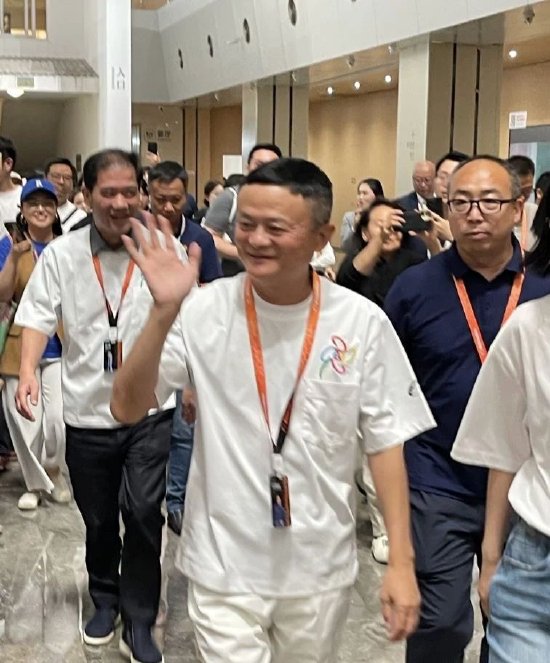 马云现身阿里日现场，前往“湖畔小屋”再看创业之地（图）