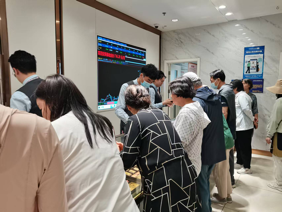 金价踩下“急刹车”:有人排队抛售 有人抄底抢购