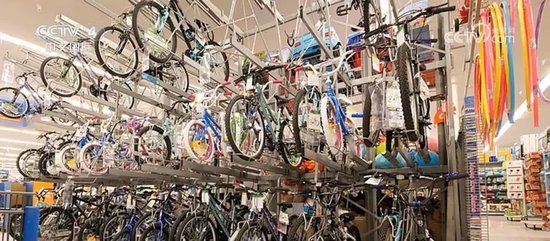 “我会盯着你”！沃尔玛将涨价，特朗普破防：怎么能怪关税，你赚了几十亿该吞下关税！更多美企加入涨价行列