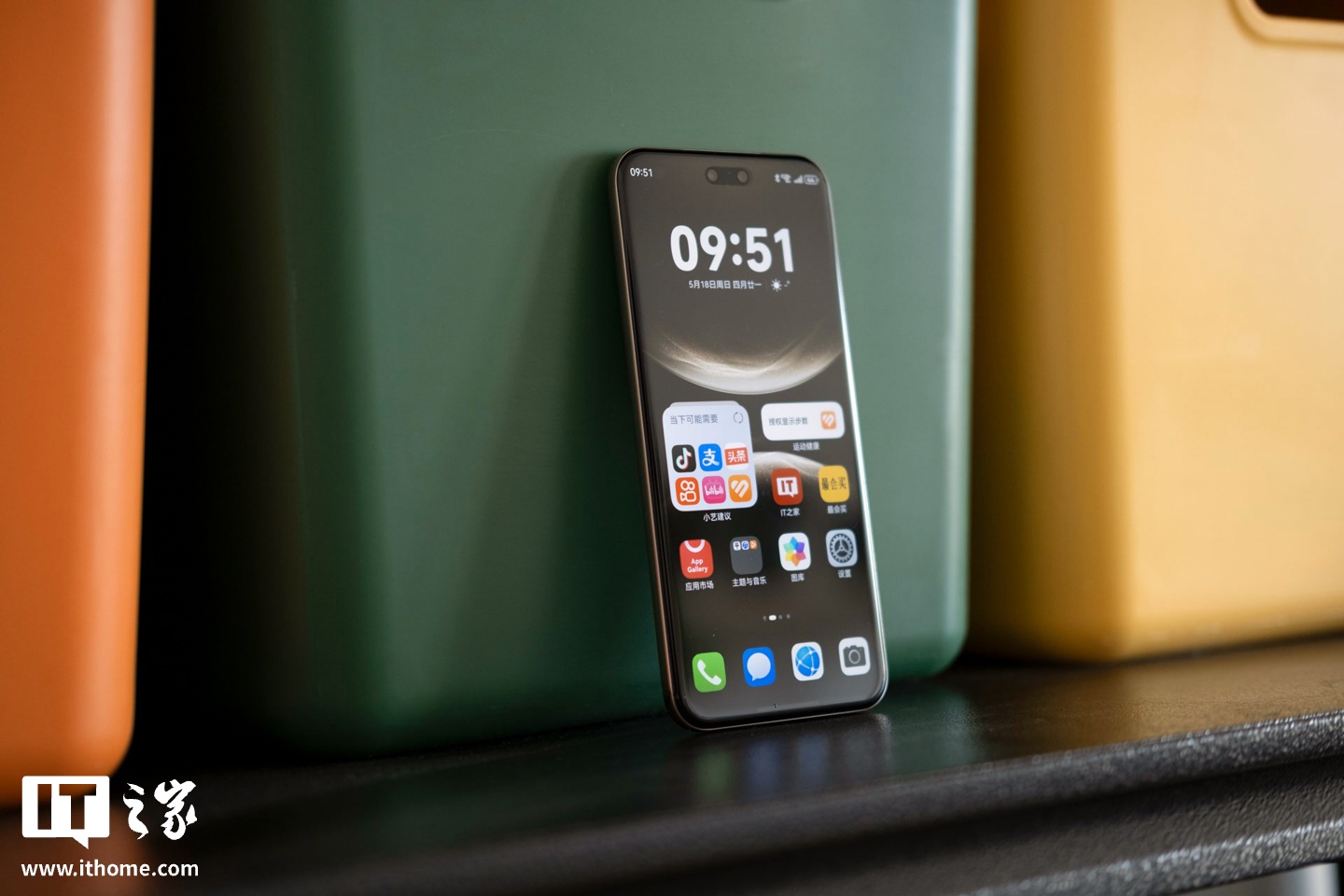 【IT之家图赏】华为 nova 14 Ultra 实拍：全新星耀环、经典格纹，一眼吸金