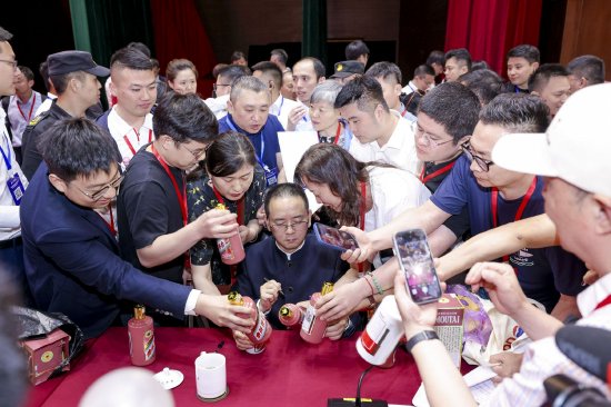 茅台股东大会结束,张德芹成关注重点,大批股东带“蛇茅”求亲笔签名