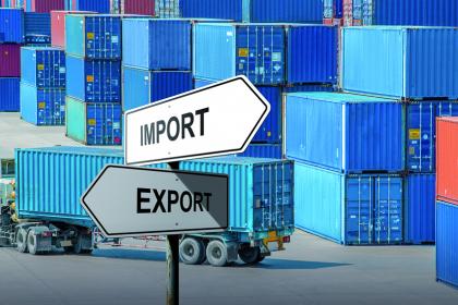 被特朗普要求“吞下关税”后，沃尔玛再发声，如何解读？