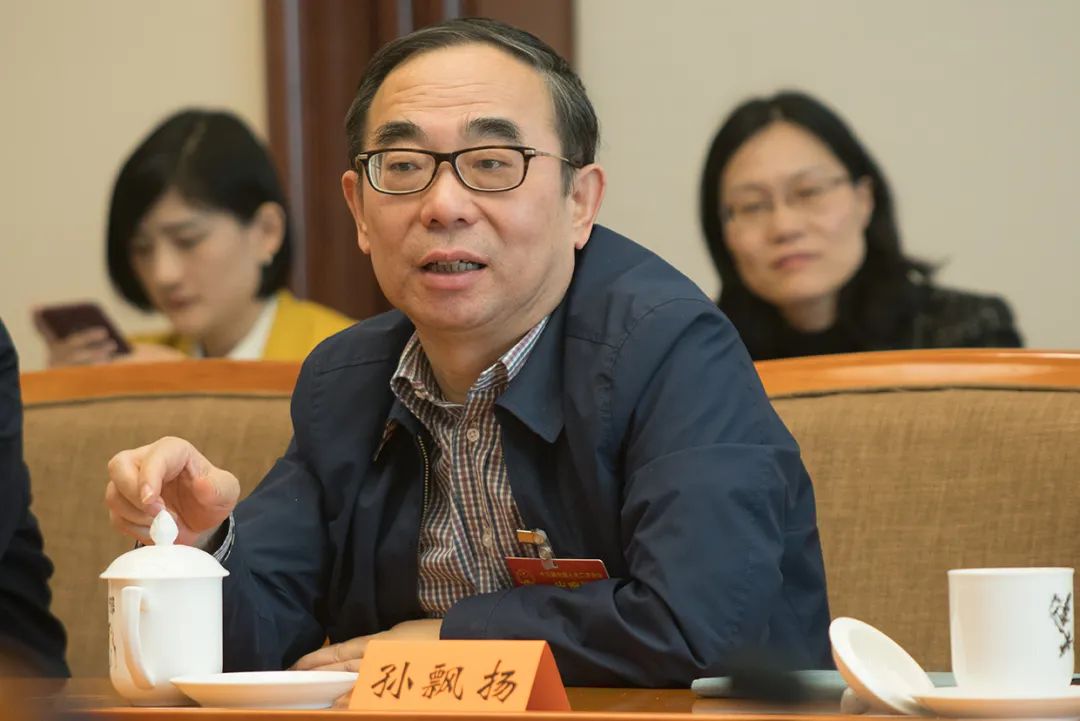 3600亿巨头再敲钟，要保“王冠”