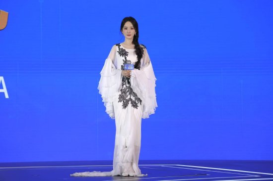 君乐宝奶粉“脑体双优”模型获权威认证,杨幂成为品牌全新发言人