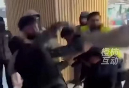 二手市场炒至数万元！英国人为它大打出手！Labubu到底有多难抢？