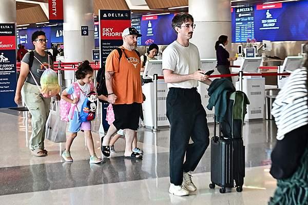 美媒:不满特朗普政策,外国游客不愿到美国旅游