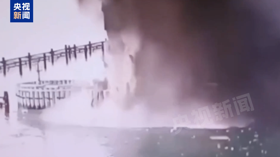 “1100公斤炸药，凌晨引爆”！克里米亚大桥被炸画面曝光，公路通行已关闭！乌克兰全境发布防空警报