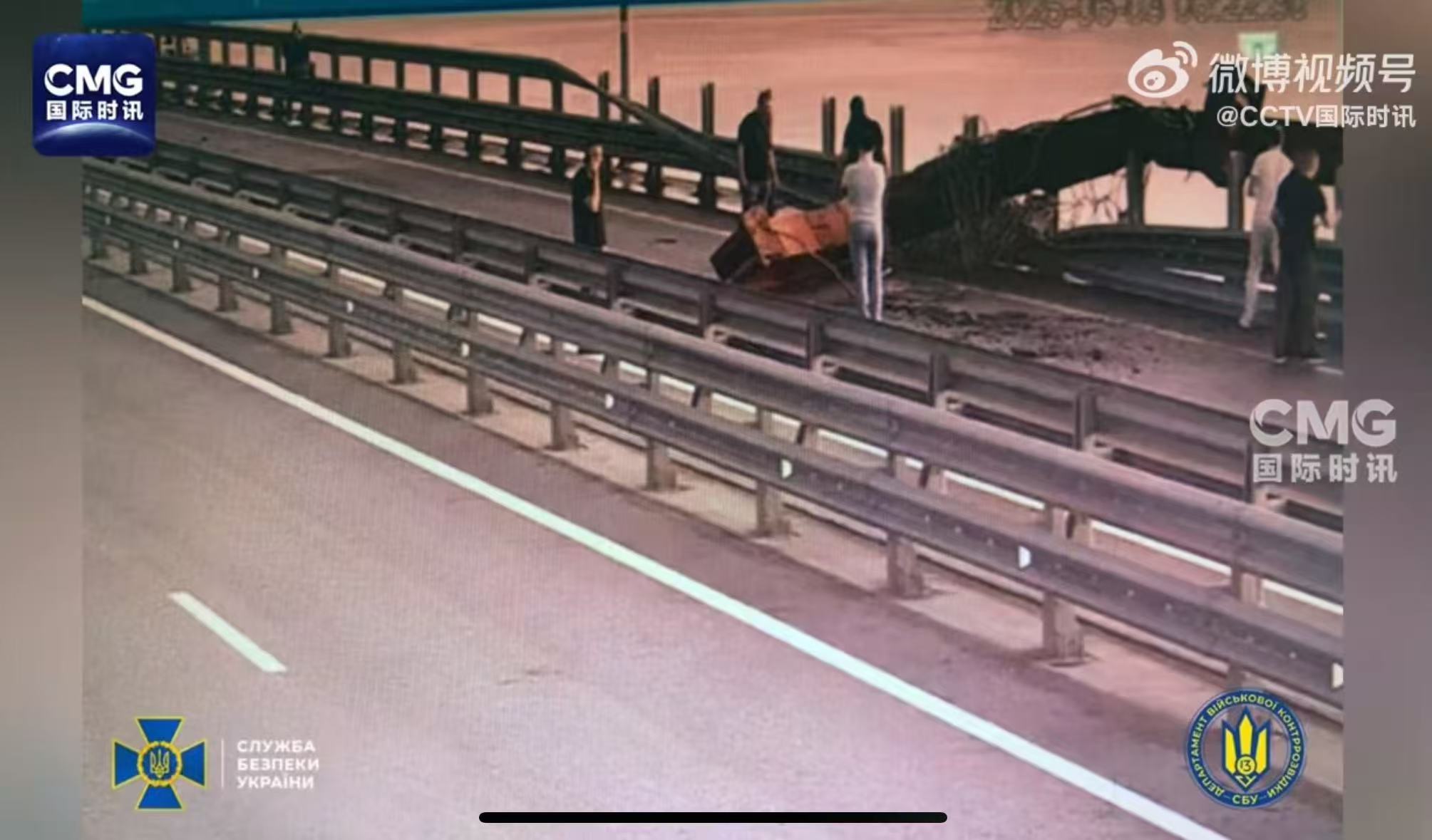 “1100公斤炸药，凌晨引爆”！克里米亚大桥被炸画面曝光，公路通行已关闭！乌克兰全境发布防空警报