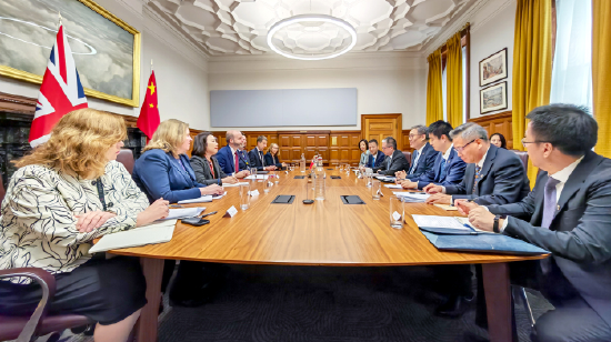 商务部部长王文涛会见英国商贸大臣雷诺兹